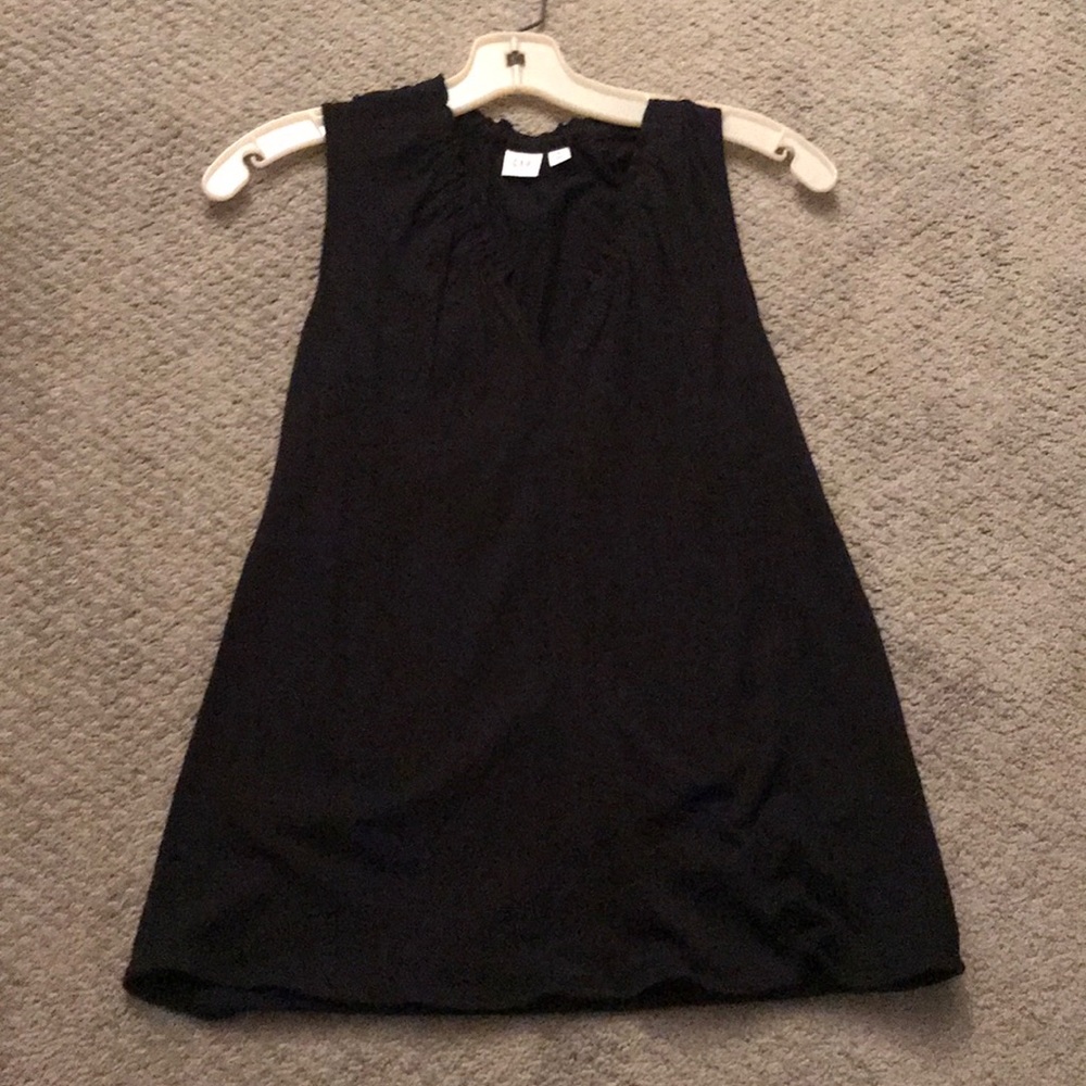 Black v-neck tank